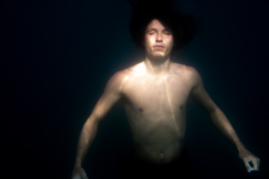man-portrait-underwater-zen-light-dark